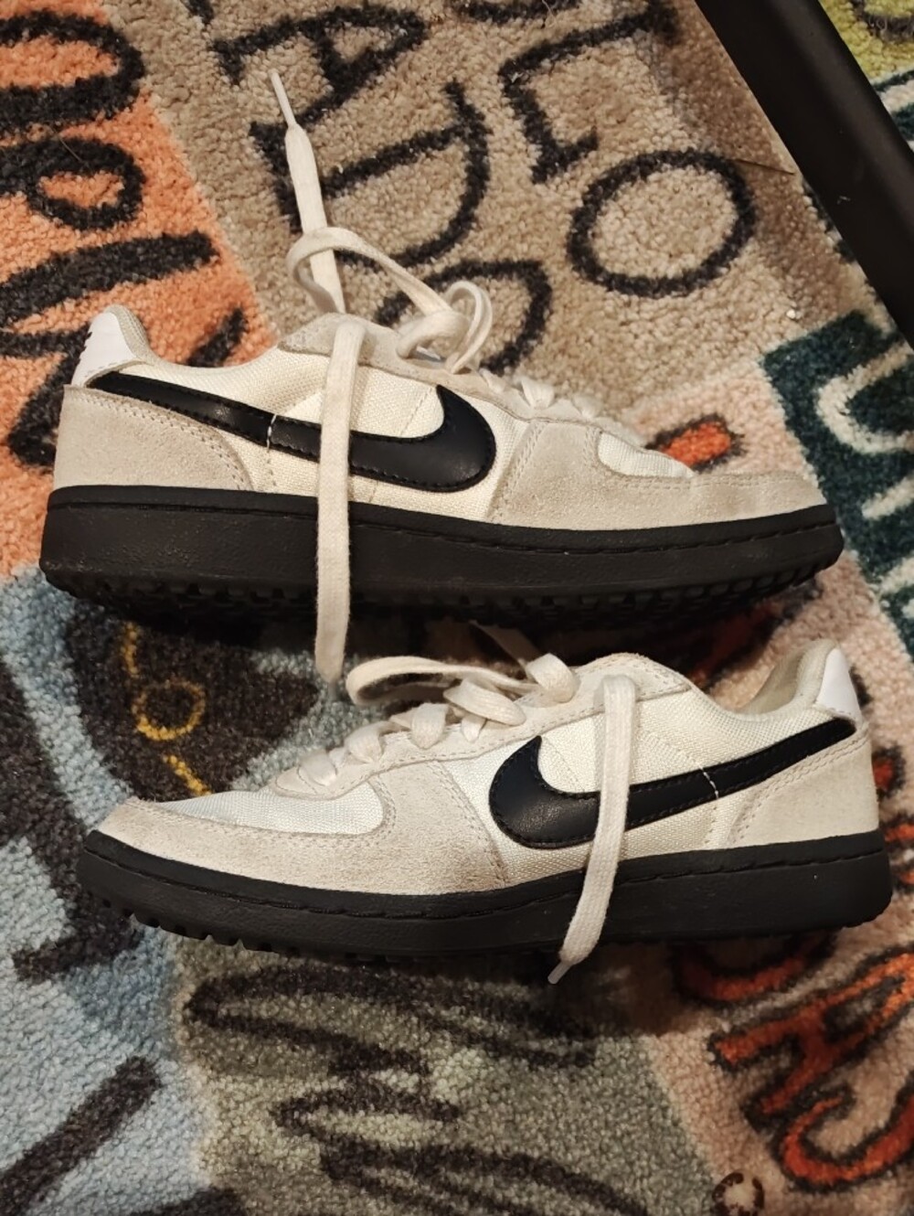 Boys Nike White and Black Low-Top Sneakers - Picture 2 of 4